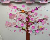 事業所内は桜で満開です😃みんなで作った桜の木と吊るし雛、ぱっと目を引く素敵な作品になりました🌸